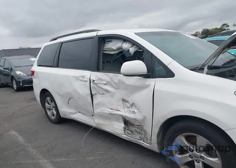 2015 Toyota Sienna Le 8 Passenger z USA, uszkodzony, nr VIN 5TDKK3DC2FS679493